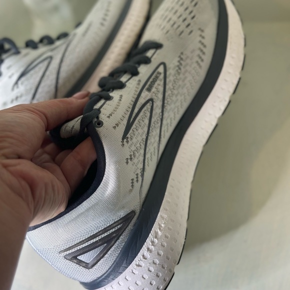 Brooks Men's Black and Gray Athletic Shoes - Picture 3 of 6